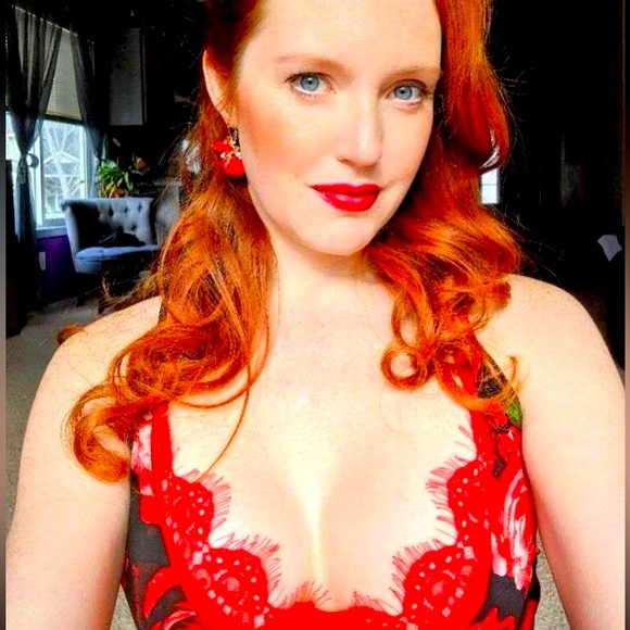 RubyRed Delicate❤️🌹"Roses Are Red" Rhinestone & Gold Leverback Earrings - Picture 4 of 11